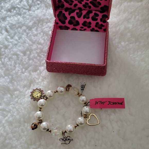 NWT!! Betsey Johnson Pearl Bracelet - Picture 2 of 4